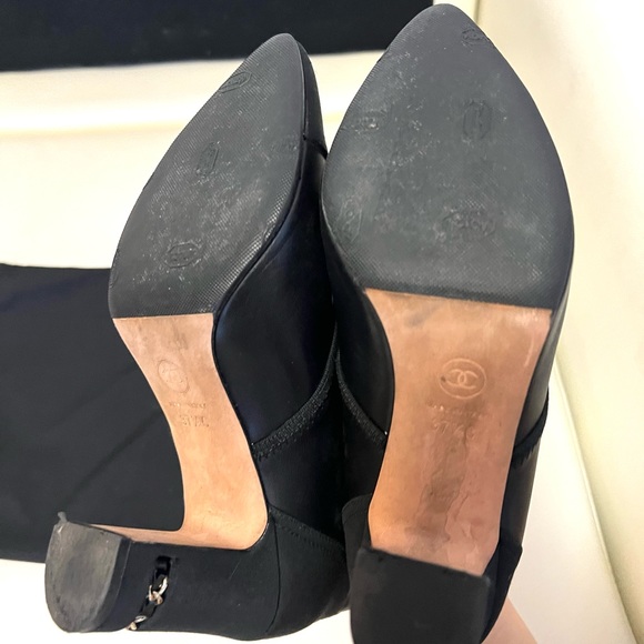 Chanel black leather cc logo chain lace up boots - Picture 13 of 16